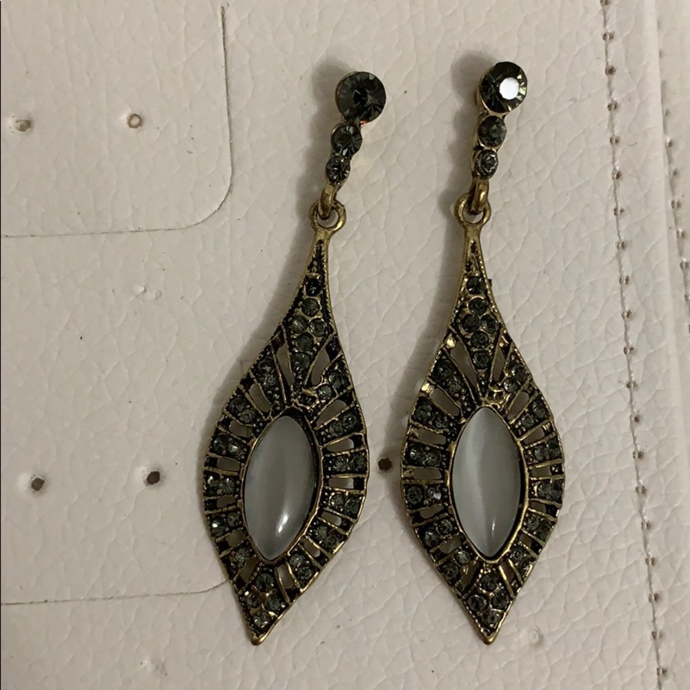 Drop earrings with green/gray colored stones